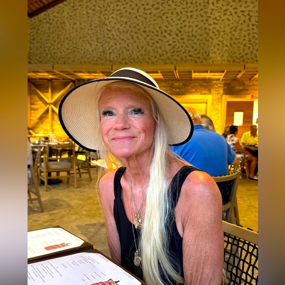 Meet your Posher, Carol - Picture 1 of 3